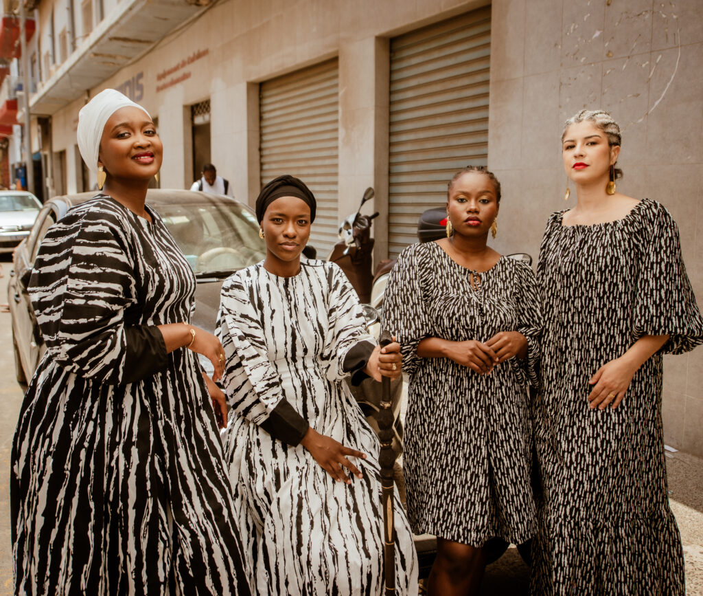 Femmes qui posent dans les rues de sandaga pour la marque de vêtements Rozaleya